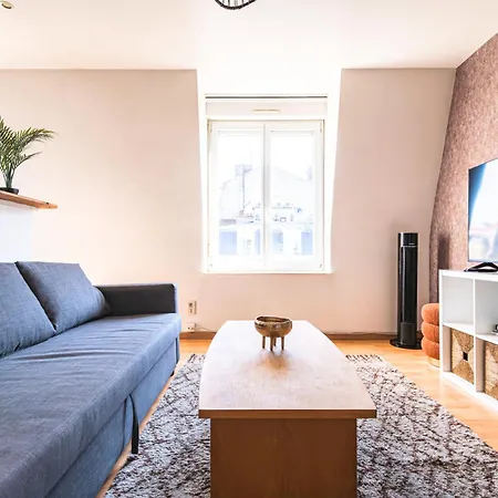 Lägenhet Dahlia - Ideal Pour Familles & Pros - Hypercentre - Vue Fontaine Sube Et Cathedrale - Wifi - Machine A Laver - Gare, Cathedrale De Reims, Commerces, Restaurants & Transports En Commun Accessibles A Pied En Moins De 10 Minutes