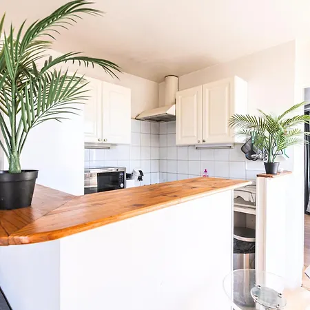 Lägenhet Dahlia - Ideal Pour Familles & Pros - Hypercentre - Vue Fontaine Sube Et Cathedrale - Wifi - Machine A Laver - Gare, Cathedrale De Reims, Commerces, Restaurants & Transports En Commun Accessibles A Pied En Moins De 10 Minutes *