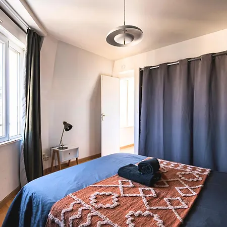 Dahlia - Ideal Pour Familles & Pros - Hypercentre - Vue Fontaine Sube Et Cathedrale - Wifi - Machine A Laver - Gare, Cathedrale De Reims, Commerces, Restaurants & Transports En Commun Accessibles A Pied En Moins De 10 Minutes Reims